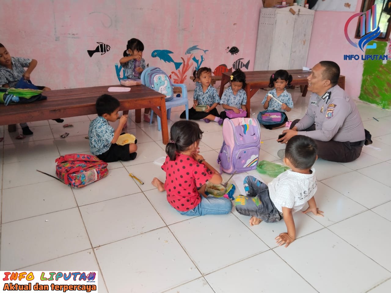 Peluk Anak PAUD, Wujud Kedekatan Bhabinkamtibmas Polsek Simanindo Sebagai Sahabat Anak