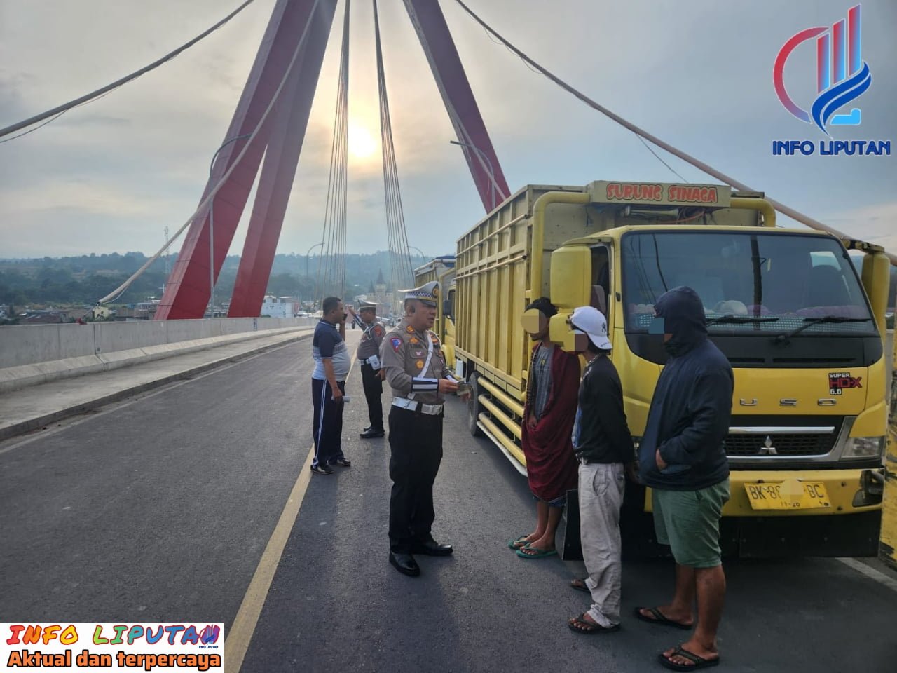 Kasat Lantas Polres Samosir, Tindak di Tempat (Tilang) Pengendara Truk di Jembatan Tano Ponggol