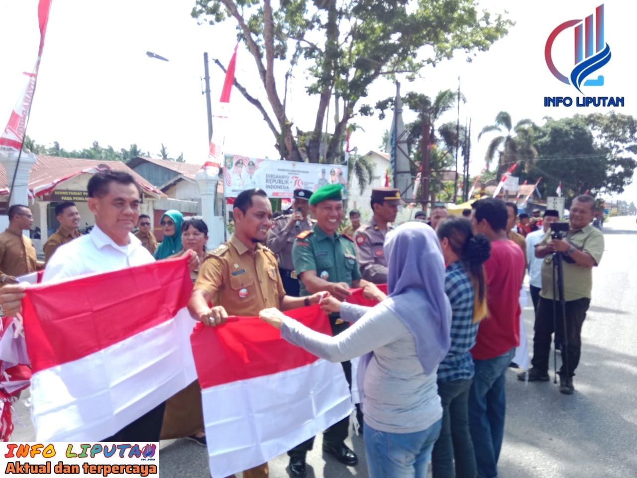 Semarakkan HUT RI KE-79 Pemerintah Kecamatan Air Joman Lakukan Pembagian Bendera Pada Masyarakat