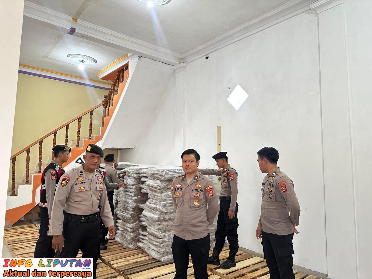 Jelang Pilkada 2024, Polres Pesisir Barat Laksanakan Pengamanan di Gudang Logistik KPUD Pesisir Barat