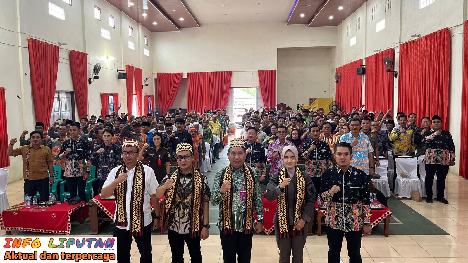 Penjabat Sekretaris Daerah Kabupaten Tanggamus Menghadiri Sosialisasi dan Ikrar Netralitas Kepala Desa pada Pemilihan Serentak Tahun 2024 di Provinsi Lampung.