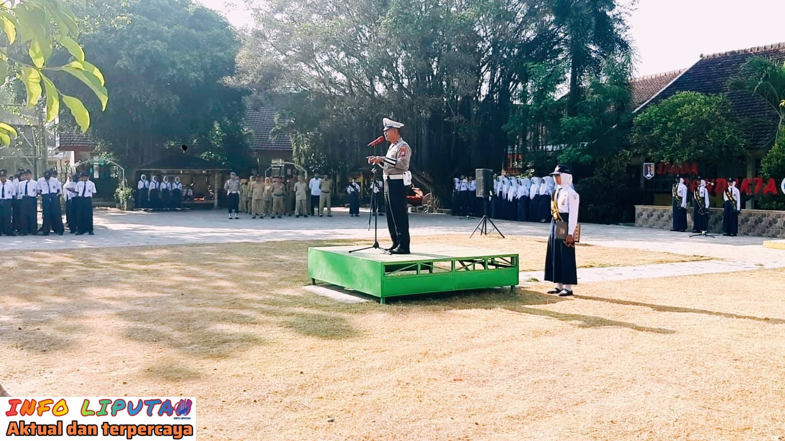 Panit Lantas Polsek Srengat,Berikan Edukasi Pencegahan Bullying Dalam Upacara