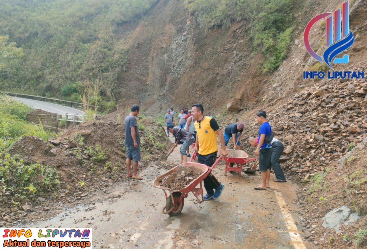 Polsek Jajaran Polres Samosir Cek Lokasi Longsor yang Menutupi Jalan Umum