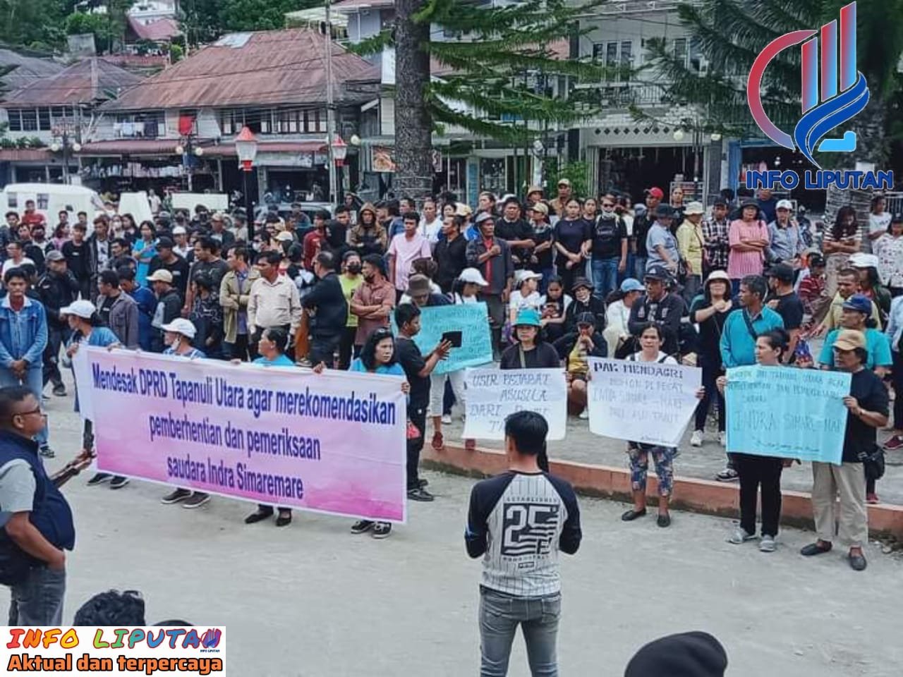 Minta Indra Simaremare Diberhentikan dan Diperiksa, Ribuan Massa Lakukan Unjuk Rasa di Gedung DPRD Taput
