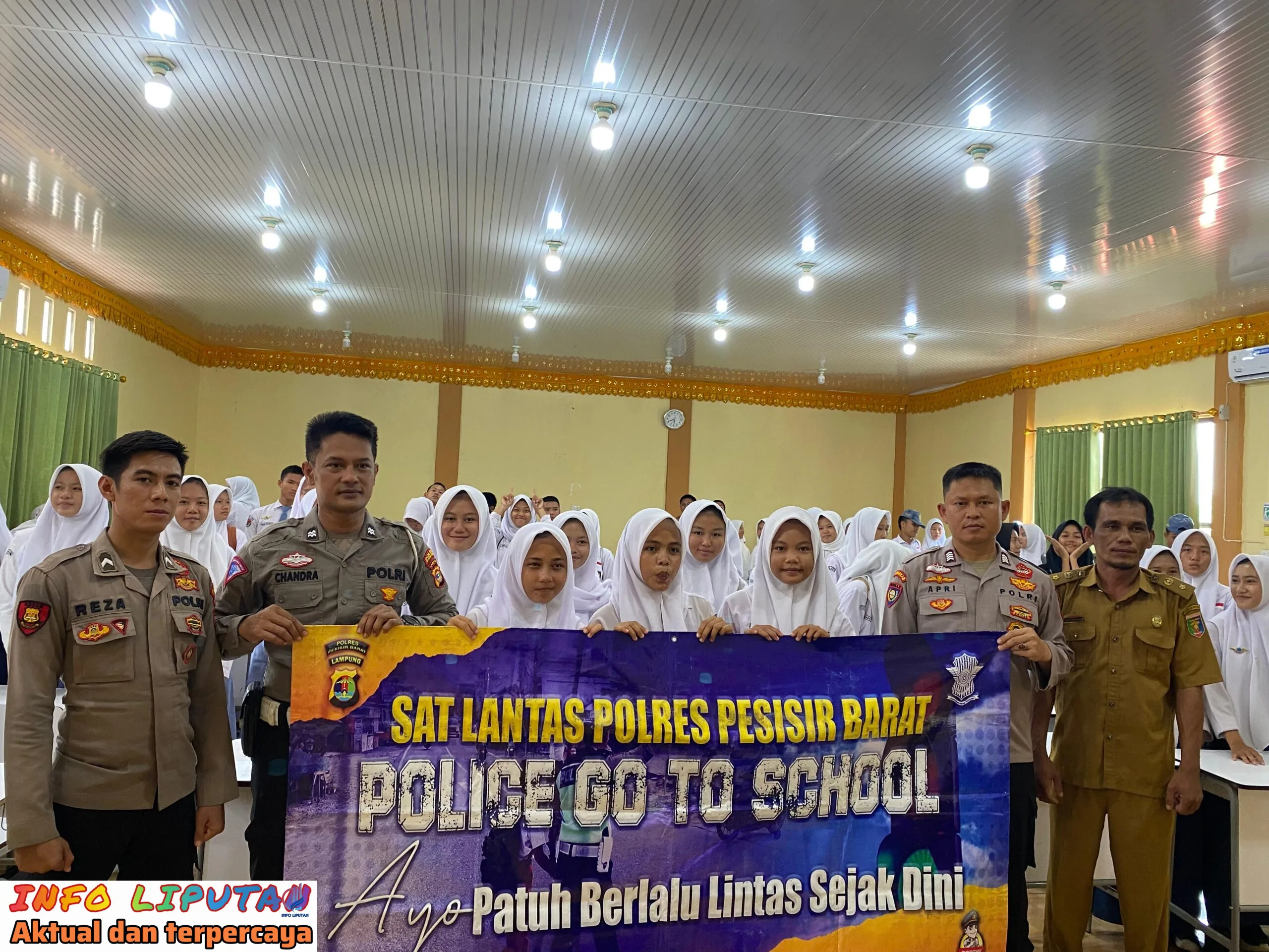 Police Go To School sat Lantas Polres Pesisir Barat sosialisasi Safety riding di SMKN 1 Krui