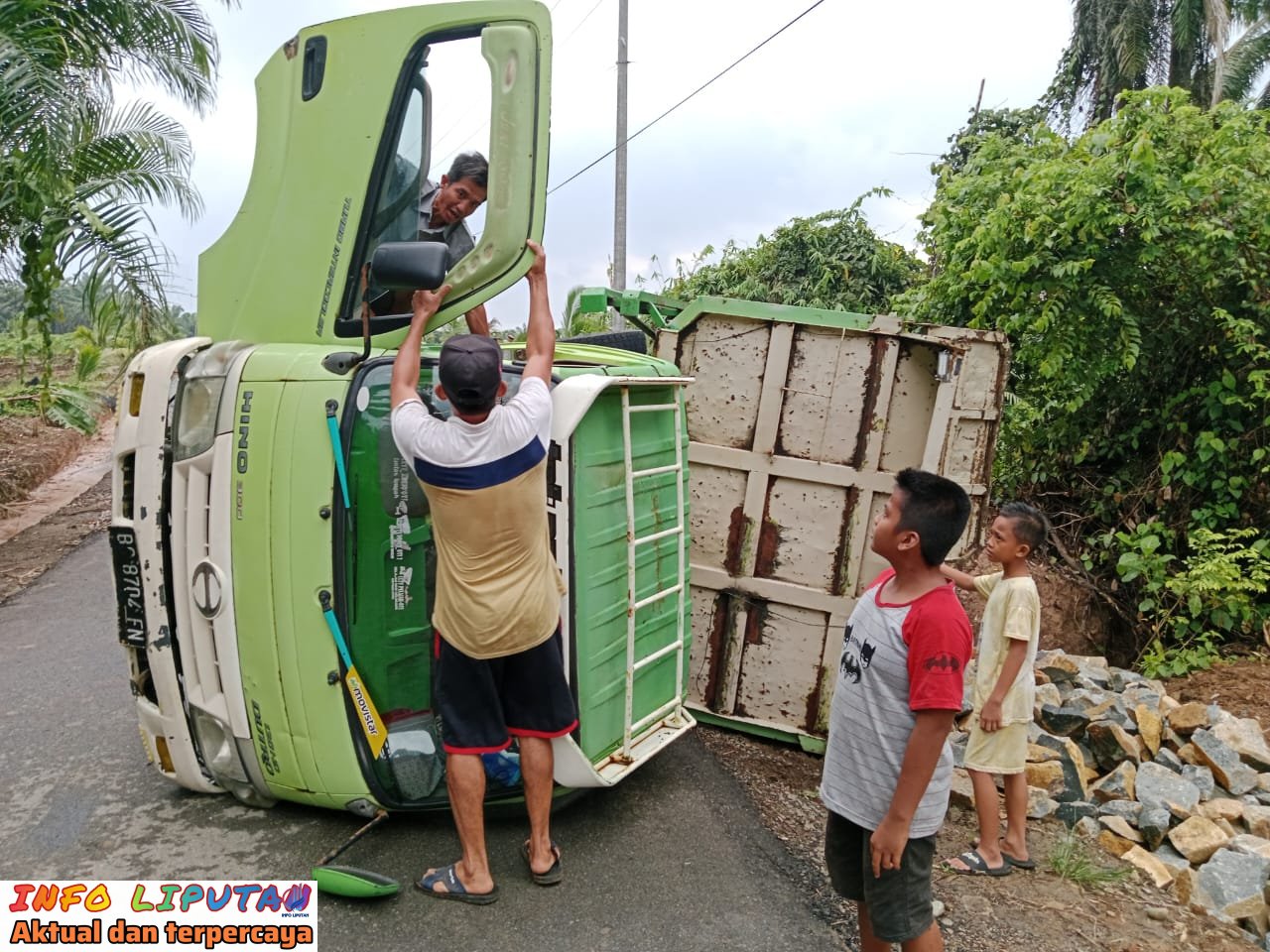 Kecelakaan Tunggal Dump Truck Muatan Batu Belah Di Duga Akibat Pembangunan Jalan Yang Tidak Memasang Rambu-Rambu