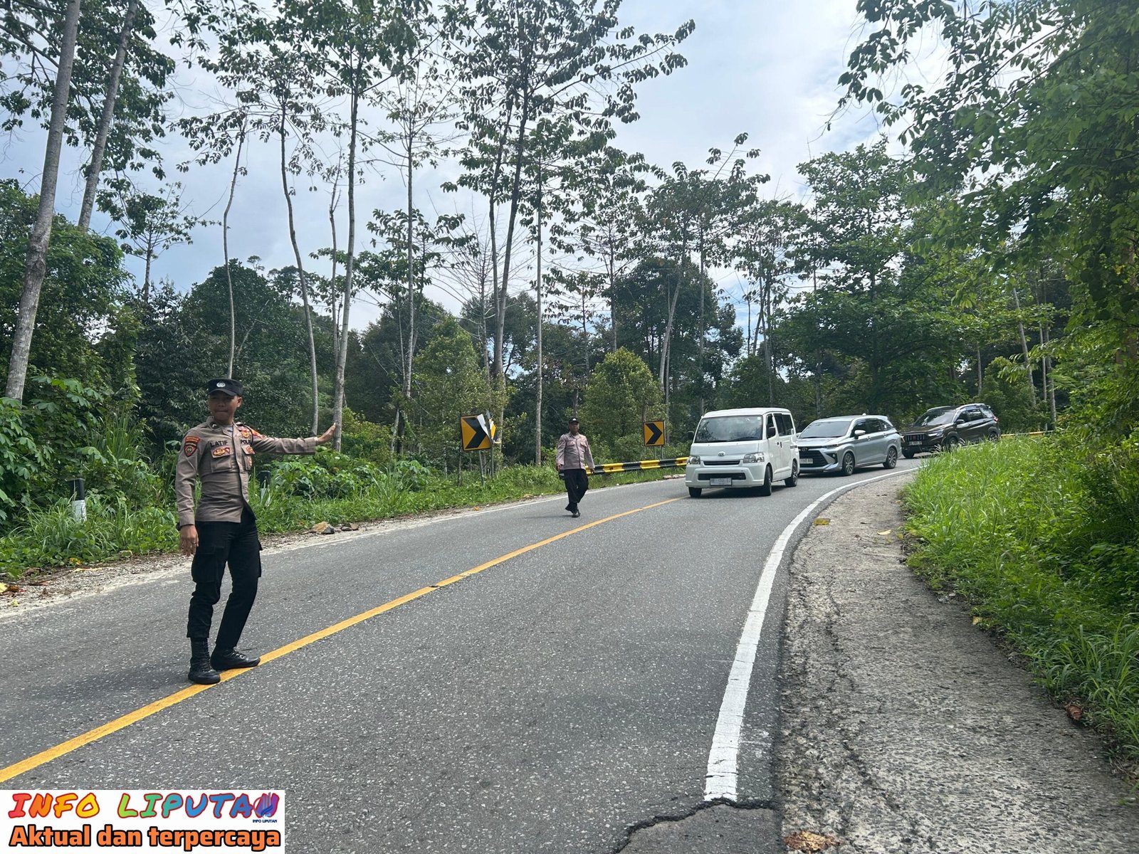 Polres Pesisir Barat Bantu Mobil Pick-Up yang Terhenti di Tanjakan Mayat Kacamatan Bengkunat Kabupaten Pesisir Barat Di Kawasan TNBBS