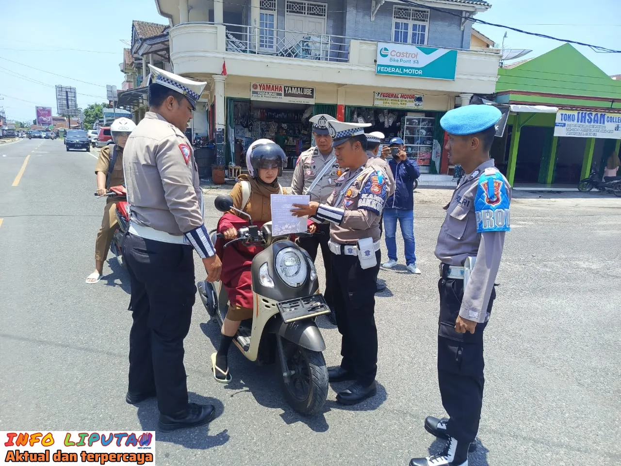 Sat Lantas Polres Pesisir Barat Bagikan Pamflet serta berikan edukasi kepada penggunaan jalan dalam Rangka Operasi Zebra Krakatau 2024