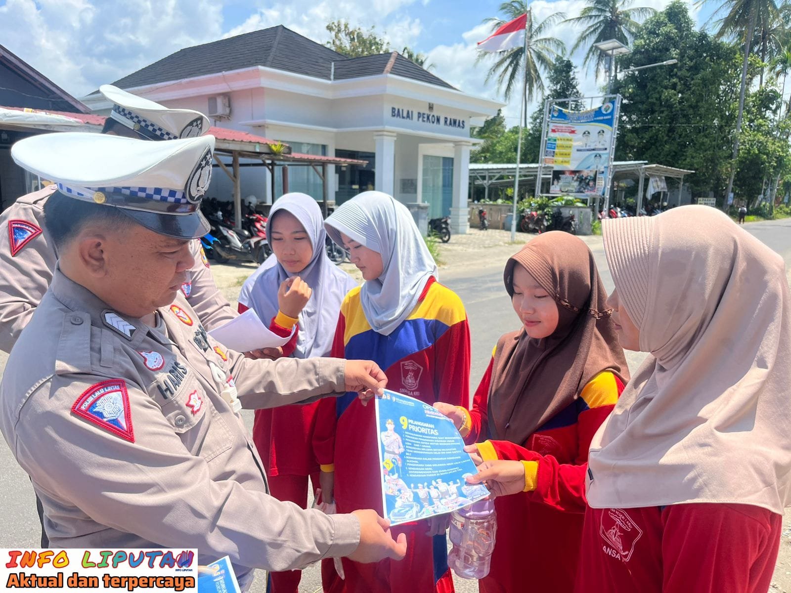 Polres Pesisir Barat Bagikan Pamflet dan Berikan Himbauan di Depan SMAN 1 Pesisir Tengah dalam Operasi Zebra Krakatau 2024