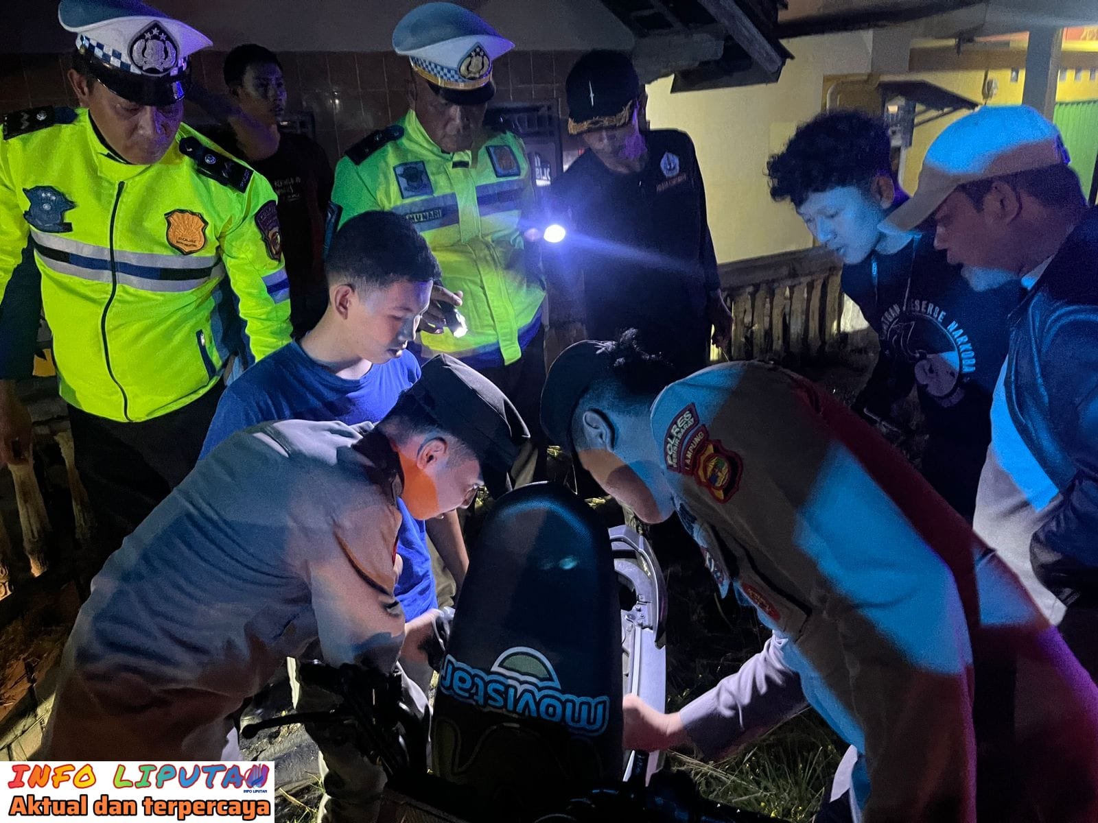 Cegah gangguan Kamtibmas malam libur Pleton siaga regu 4 Polres Pesisir Barat lakukan patroli di malam hari