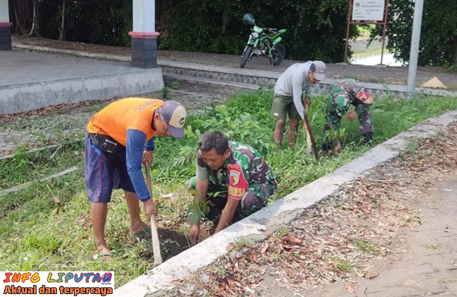 Lestarikan Lingkungan, Babinsa Talun Ajak Warga Tanam Pohon Di Kendalrejo
