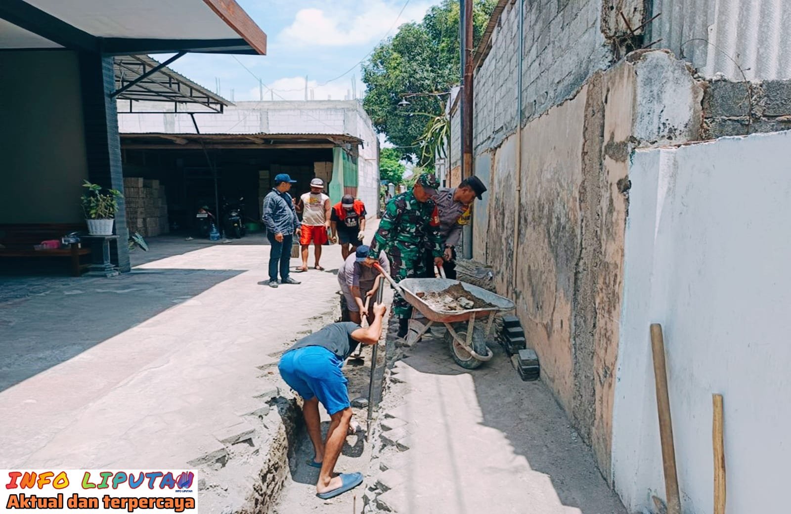 Babinsa Bersama Warga Bersihkan Galian Drainase Di Kelurahan Karang Tengah