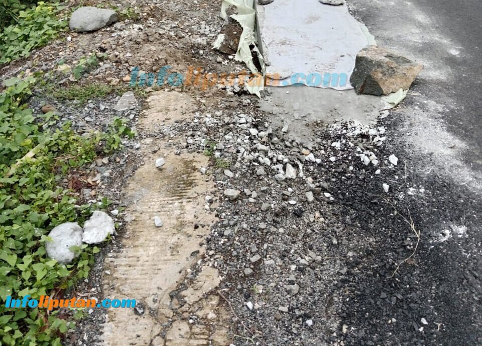 Jalan melintasi dua Desa/ pekon sumber agung Ke Desa/ pekon ulok mukti