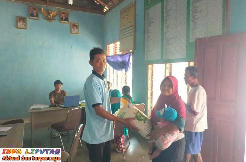 Pekon Pamenang Salurkan Bantuan Beras CBP Kepada 675 KPM
