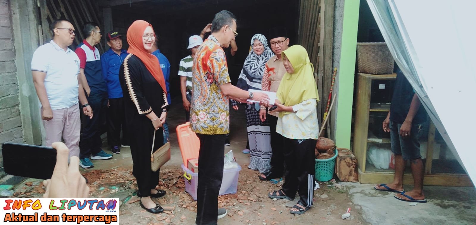 Adi Erlansyah dan Hisbullah Tinjau dan Berikan Tali Asih Korban Terdampak Angin Puting Beliung di Keputran