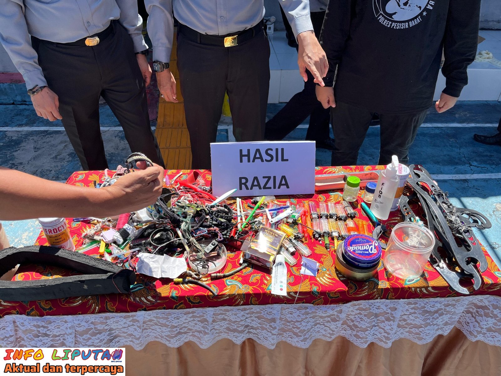 Razia di rutan kelas IIB krui, petugas mengamankan beberapa barang Bukti