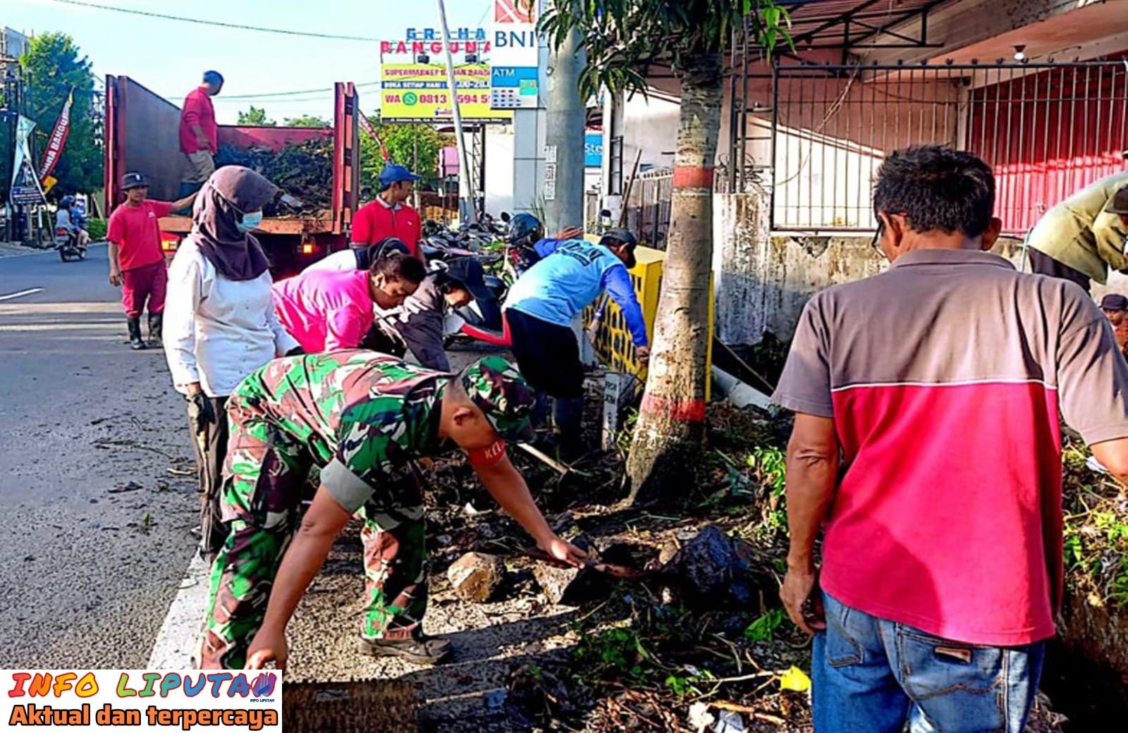 Lestarikan Budaya Gotong Royong, Babinsa Bersama Warga Kerja Bakti Bersihkan Lingkungan Kel. Tlumpu