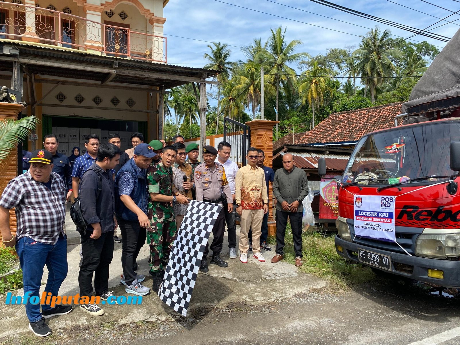 Polres Pesisir Barat Kawal pendistribusian Logistik Pilkada 2024 ke PPK.