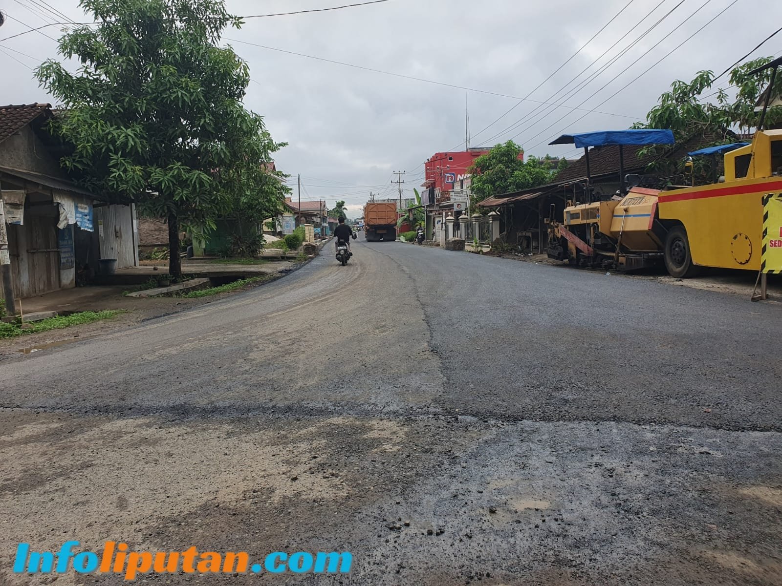 Proyek pembangunan Jalan Hot Mix Tetap Nekat di Kerjakan Walau Badan Jalan Basah dan Turun Hujan, Prosedurkah?