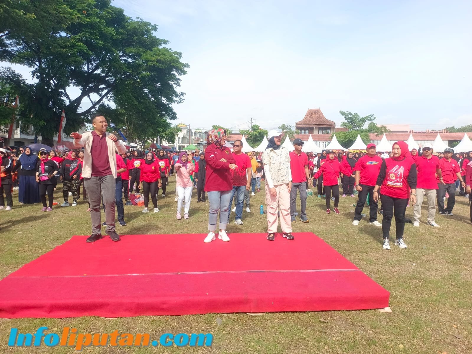 Bupati Senam Bugar Bersama Warga Di Lapangan Desa Krecek.