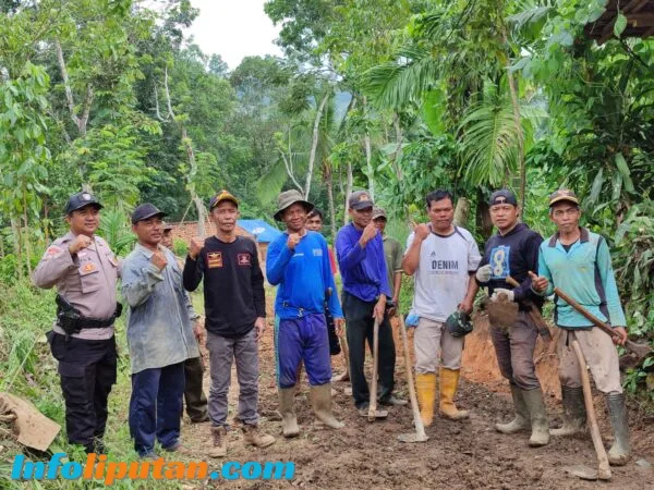Kepala pekon Batu Tegi Gelar Kegiatan Gotong Royong Di Dusun Sebrang Petung Bersama Masyarakat