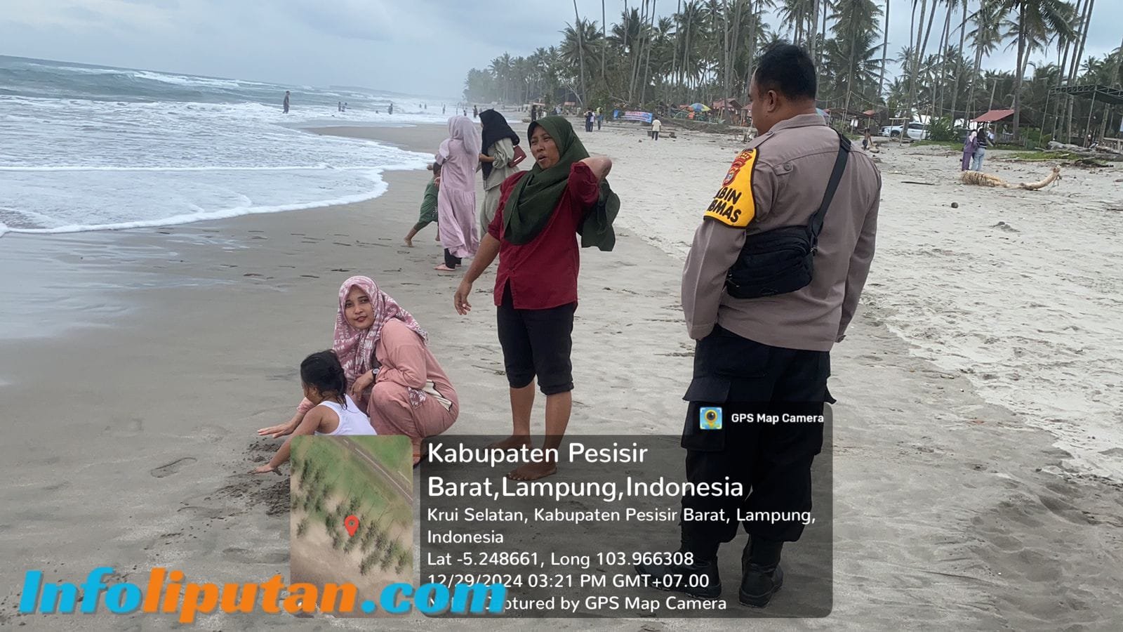 Bhabinkamtibmas Polsek Pesisir Tengah Himbau Pengunjung Pantai untuk Tetap Berhati-hati