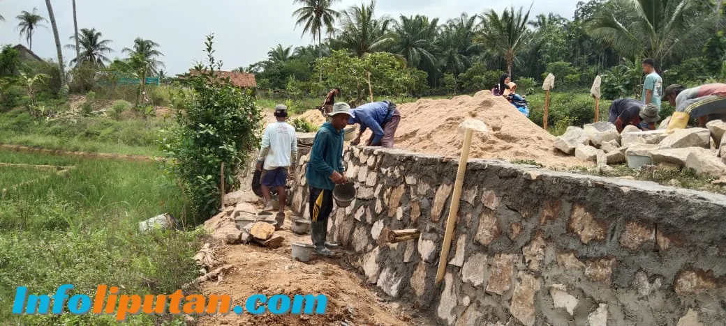 Pekon Banjerejo Kecamatan Banyu Mas Bagun Tembok Penahan Tanah (TPT)Agaran DD Tahap ll Tahun 2024