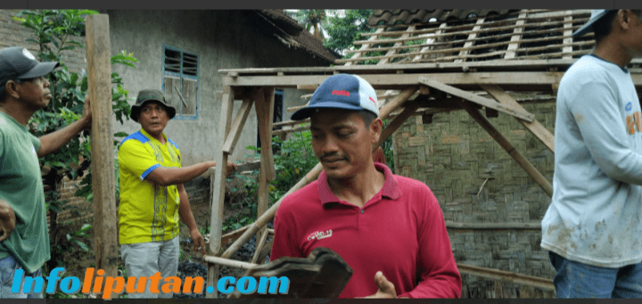 Kepala pekon Sumberjo Bersama Masyarakat Bergotong Royong Renopasi Bagunan Salah Satu Warga