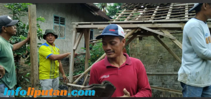 Kepala pekon Sumberjo Bersama Masyarakat Bergotong Royong Renopasi Bagunan Salah Satu Warga