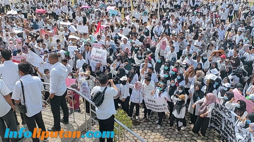 Forom Honorer Kabupaten Tanggamus Gelar Aksi Damai Di Depan Kantor Bupati
