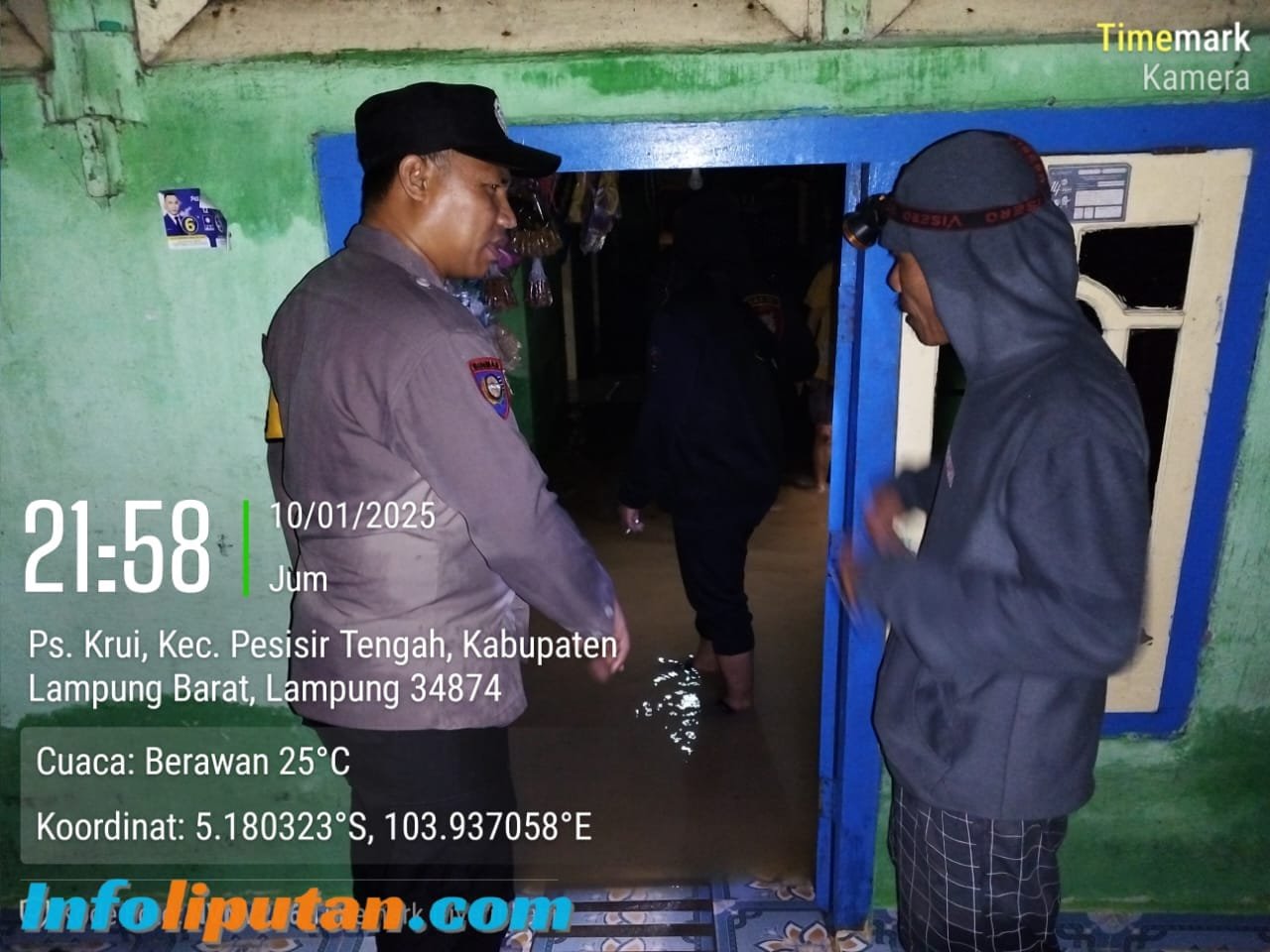 Polsek pesisir tengah evakuasi masyarakat yang terkena dampak banjir di 3 pekon