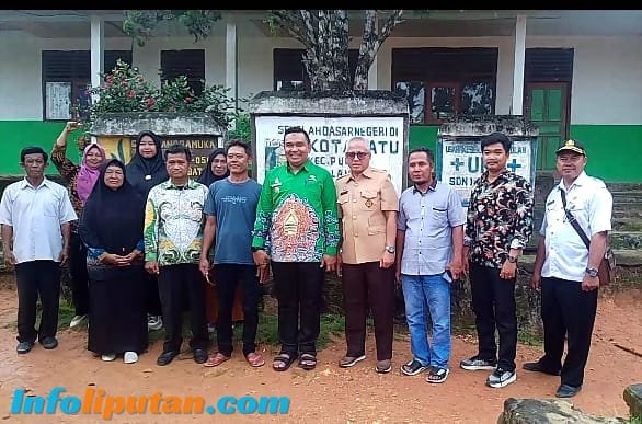 Kadis Pendidikan Lampung Tengah Prihatin Melihat Kondisi Bangunan SDN 1 Kota Batu Yang Rapuh Di Makan Usia.