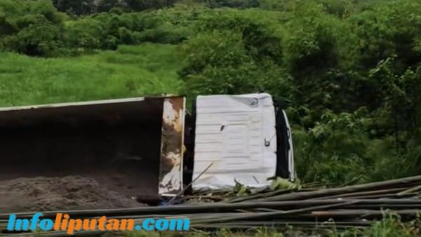 Lakalantas Dump Truck Terperosok Kejurang Diduga Tidak Kuat Menanjak
