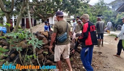 Masyarakat Dusun Satu Pekon Campang Kecamatan Gisting Bergotong Royong Renovasi Musholla Al Fallah
