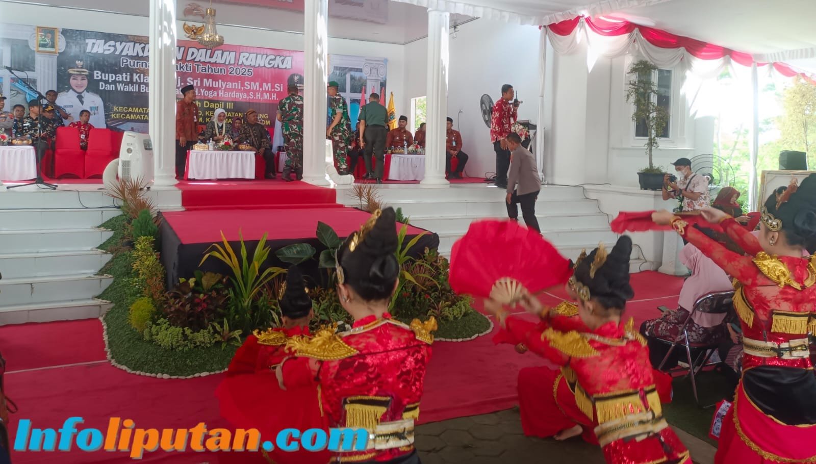 Pementasan Tari Srikandi Klaten Menyambut Kedatangan Bupati Klaten Sri Mulyani