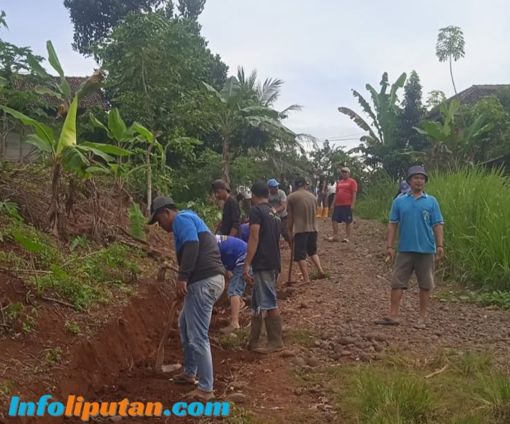 Masyarakat Pekon Tekad Blok 2 Melaksanakan Kegiatan Gotong Royong Bagun Badan Jalan