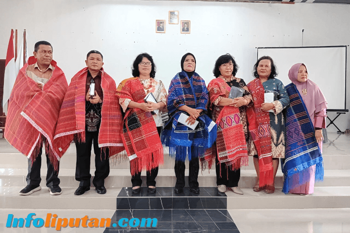 Momen Haru Warnai Pelepasan 3 Guru Berprestasi dan 4 Guru Purnabakti Di SMAN 2 Lubuk Pakam