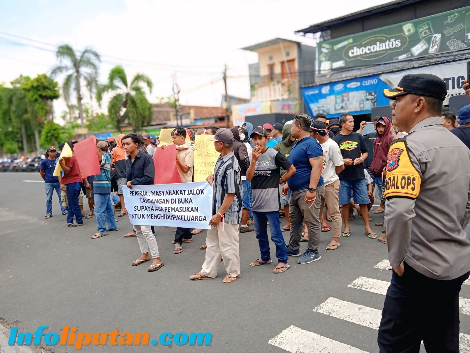 Tuntut Dibuka Kembali,Puluhan Pekerja Tambang Pasir Ilegal Sambangi Polres Blitar Kota