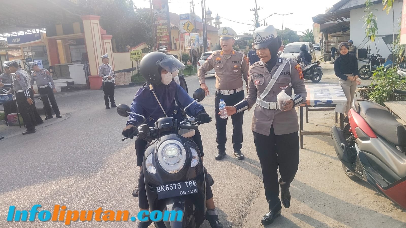 Satlantas Polresta Deli Serdang Bagikan Takjil kepada Pengguna Jalan