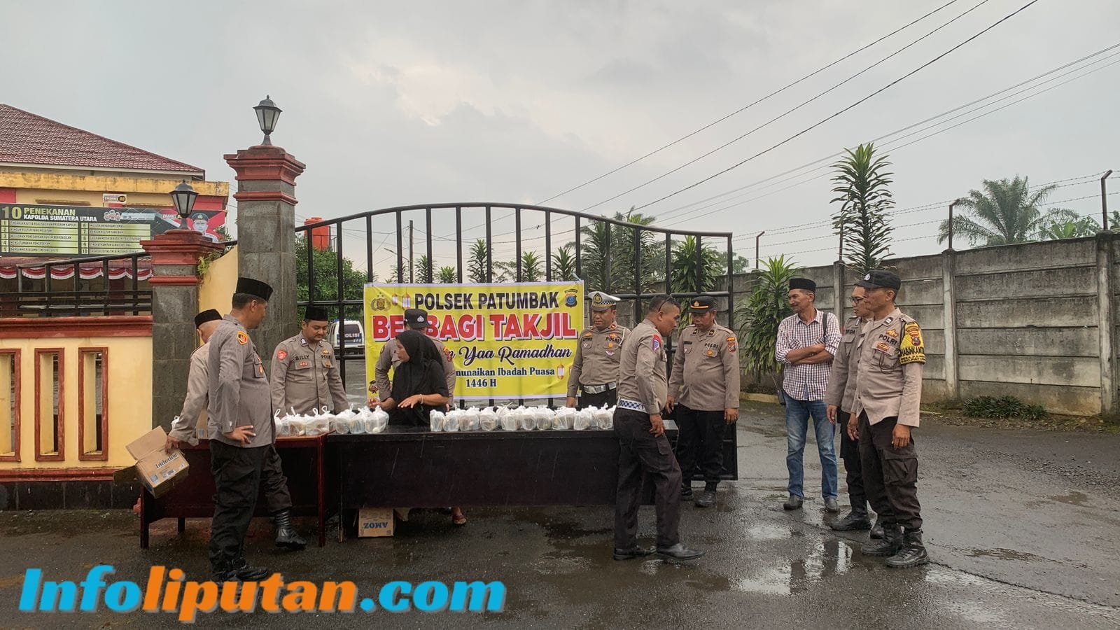 Polsek Patumbak Bagikan Makanan Takjil Berbuka Puasa