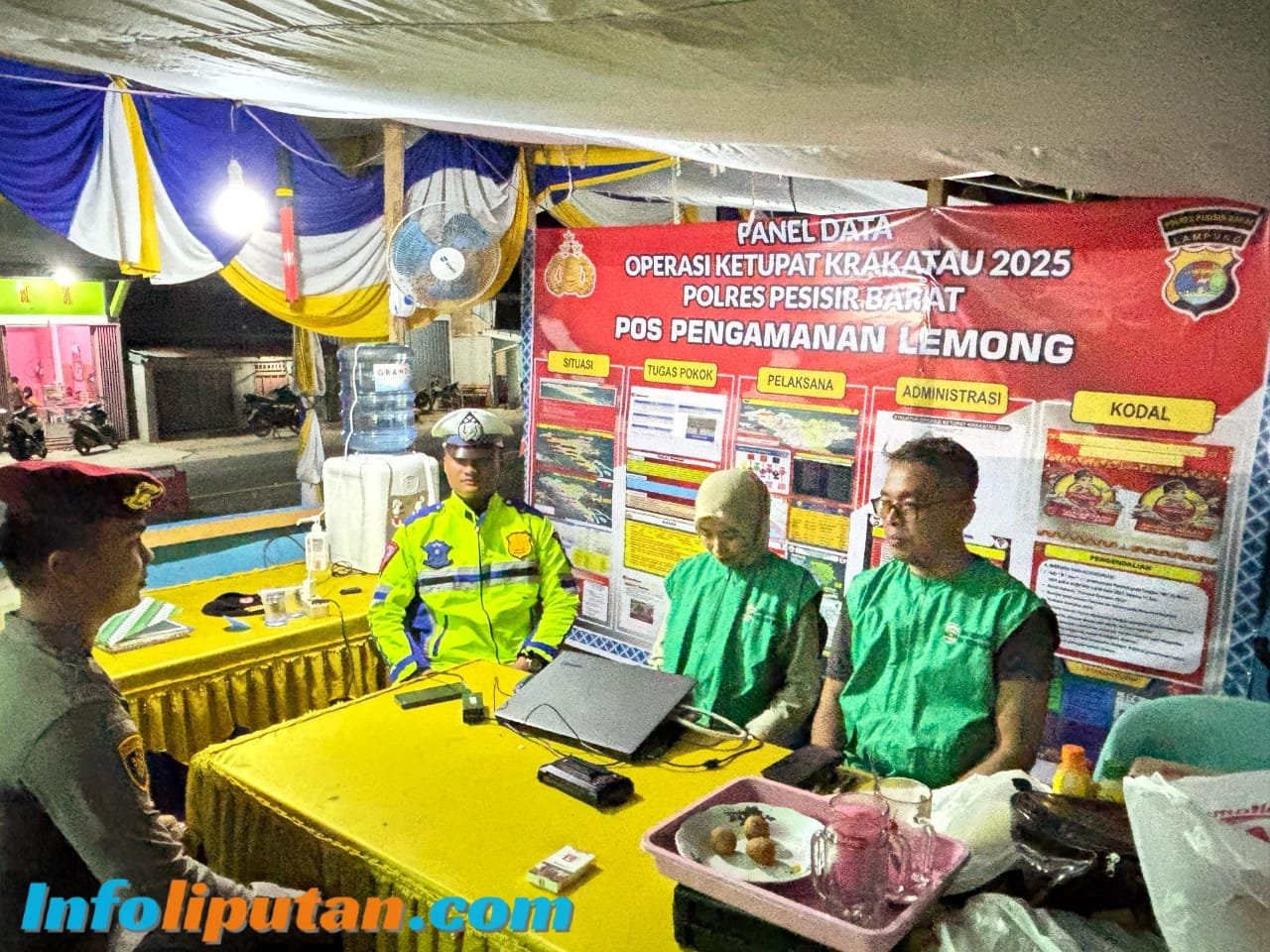 Petugas Polres Pesisir Barat mengatur lalu lintas di titik rawan macet selama Operasi Ketupat Krakatau 2025.