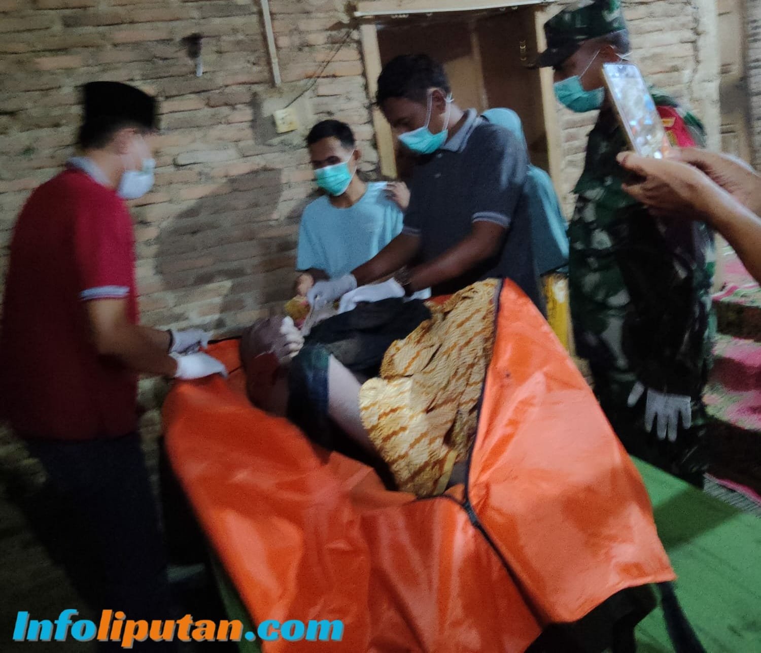 Tim pemadam kebakaran, Babinsa, Babinkamtibmas, dan warga setempat bahu-membahu mengangkat jenazah Rahmat dari dalam sumur tua di Pekon Waringin Sari Barat, Pringsewu, pada 24 Maret 2025. Suasana duka menyelimuti proses evakuasi yang dramatis ini.