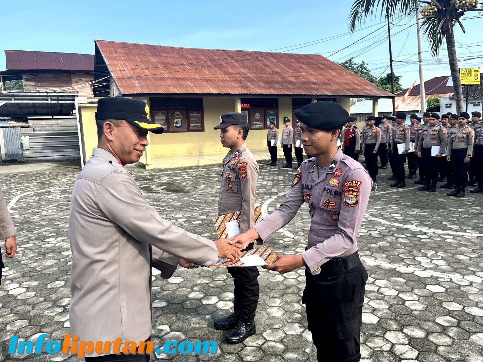 Polres Pesisir Barat Beri Penghargaan kepada Dua Anggota yang Selamatkan Korban Tenggelam