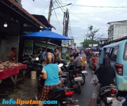 Dugaan pungli oleh oknum pengelola parkir di Batang Kuis, Deli Serdang, melibatkan Plt Camat dan Kasi Trantib. Kemacetan parah terjadi akibat PKL