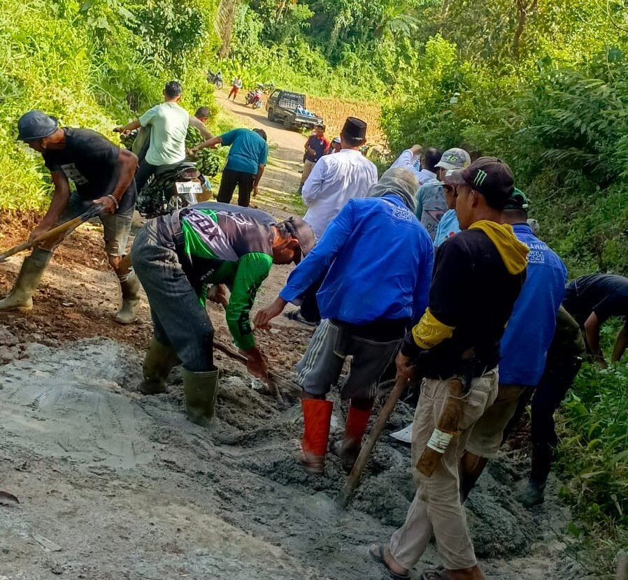 Jalan Rusak di Talang Jawa Diperbaiki Lewat Gotong Royong