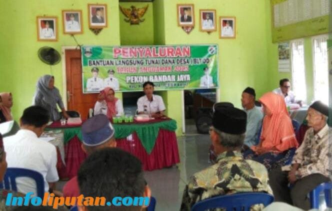 Pembagian BLT-DD Tahap Satu di Pekon Bandar Jaya Berjalan Lancar
