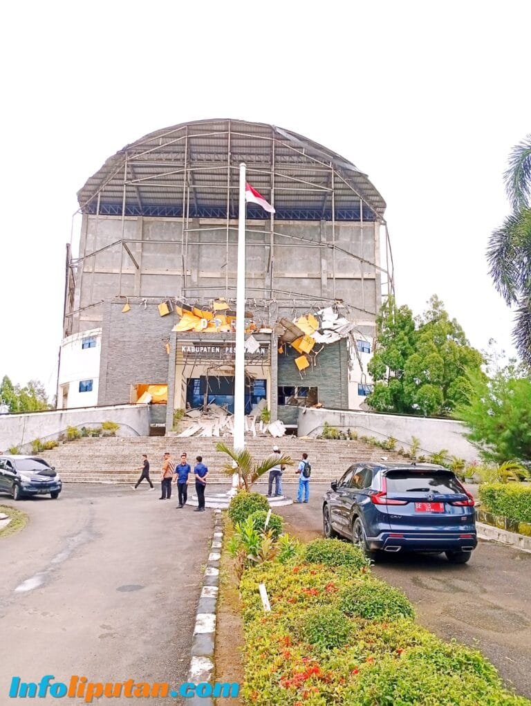 Ornamen Gedung DPRD Pesawaran Ambruk Akibat Cuaca Ekstrim