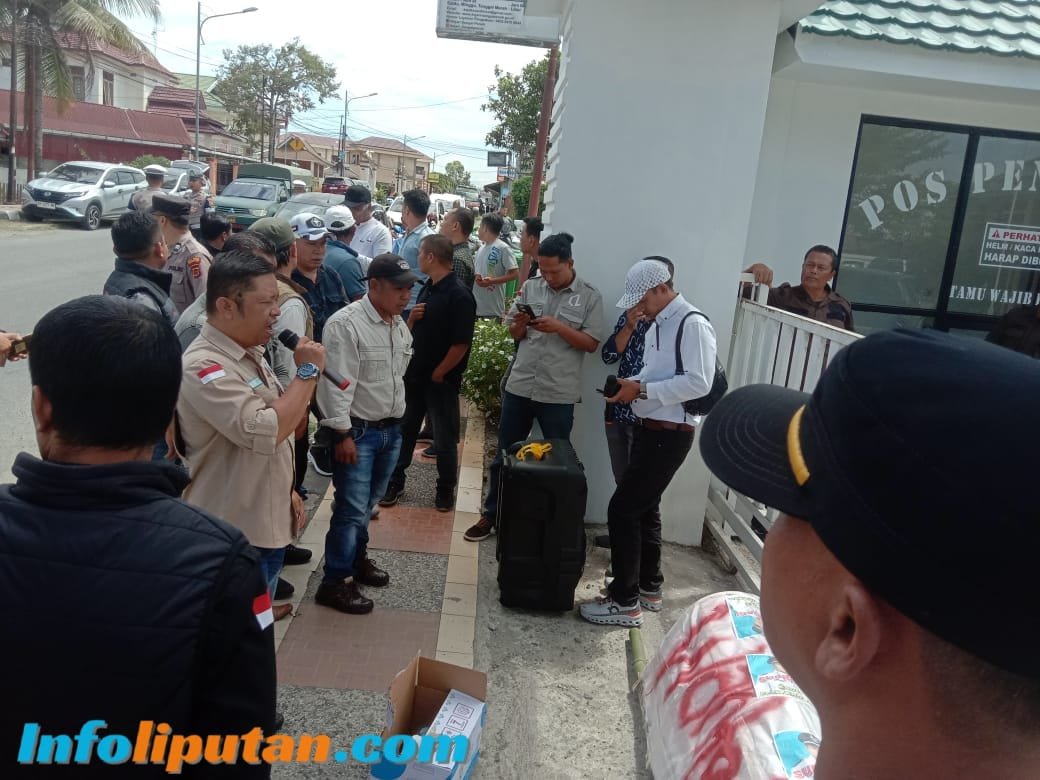 Aksi Pendemo Di Depan  Kantor Kejaksaan Kota Sungai Penuh Situasi Sangat Memanas.