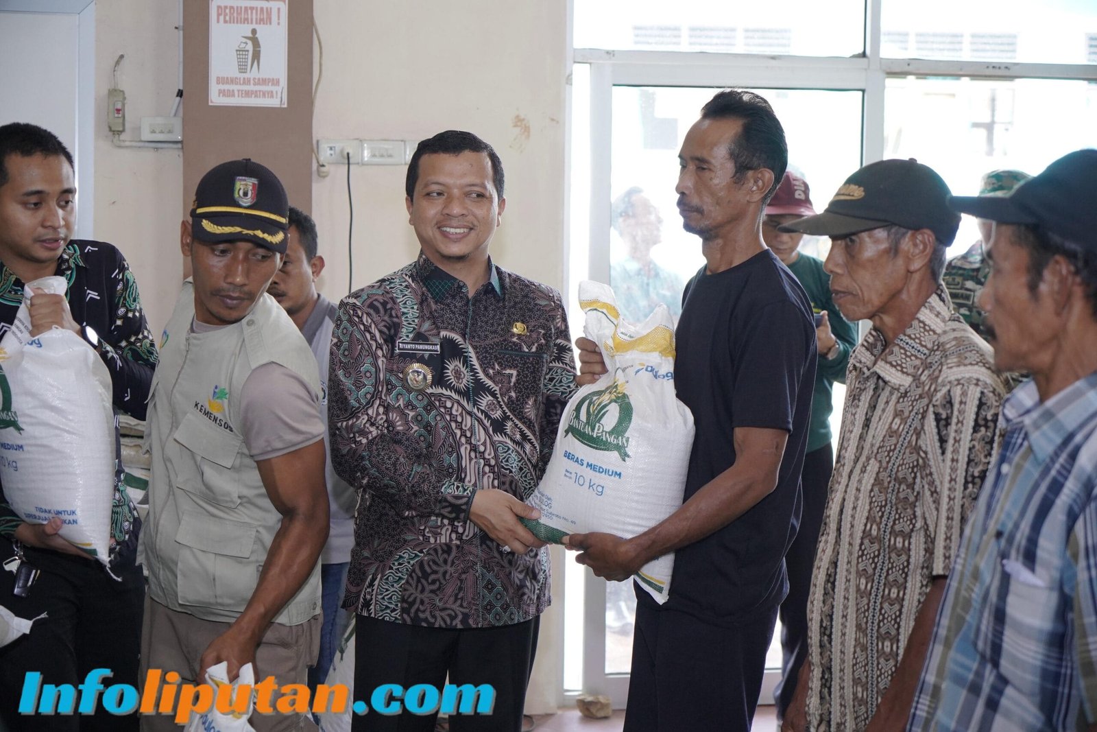 Bupati Pringsewu Tinjau Penyaluran Bantuan Pangan Di Pekon Panggungrejo Dan Pekon Purwodadi
