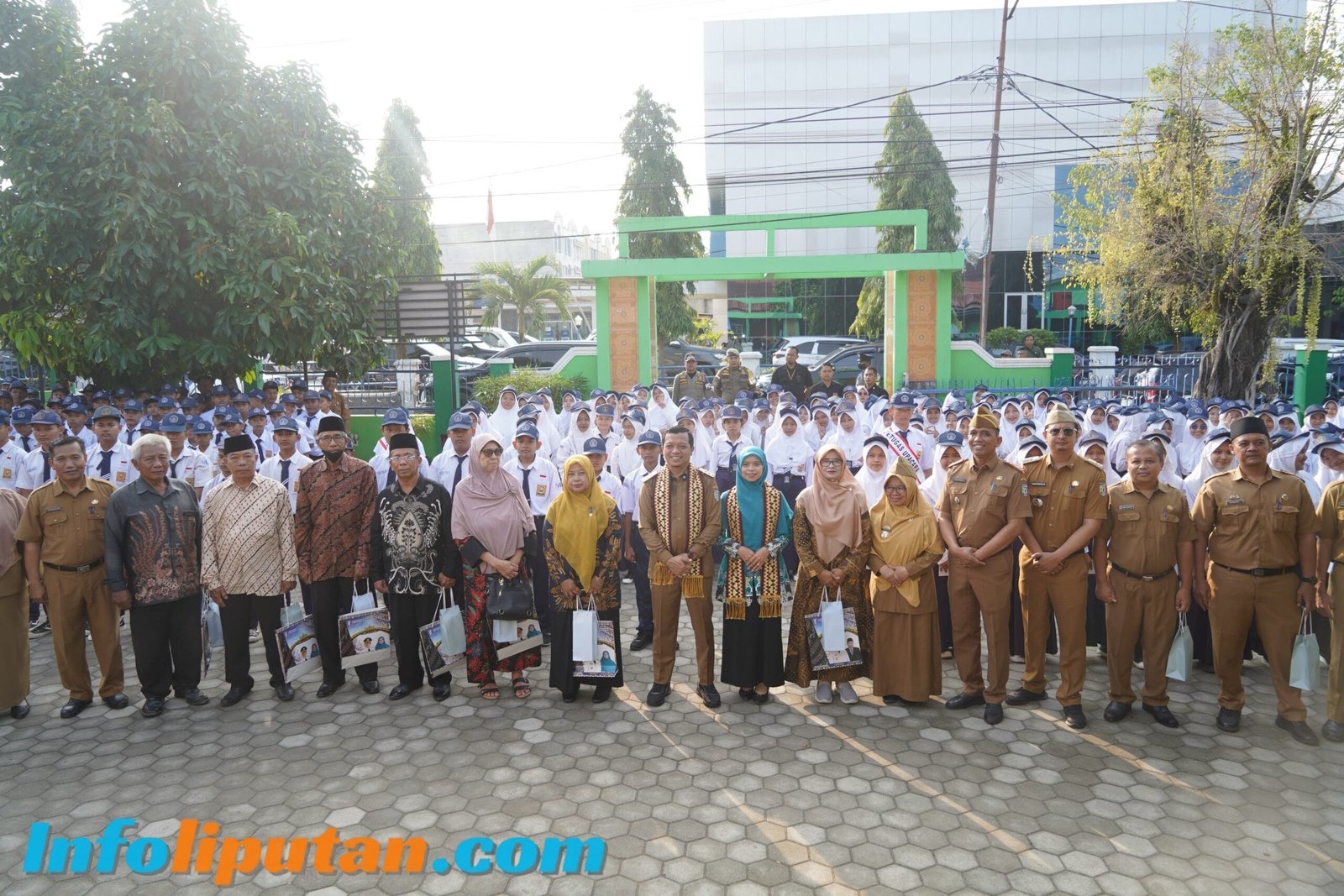 BUPATI PRINGSEWU JADI PEMBINA UPACARA DI SMPN 1 PRINGSEWU